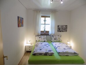 1 habitación, tabla de planchar con plancha y cuna de viaje
