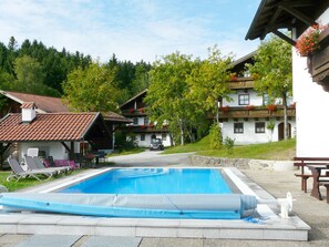 Una piscina techada, una piscina al aire libre