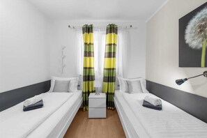 2 bedrooms, free WiFi, bed sheets - House bungalow Garden with pool in Porec (Poreč)