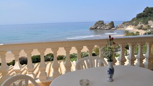 A balcony with a view of the sea and a rocky coastline. - Beach house Tolis at Pelekas Beach (Pelekas Κέρκυρα)