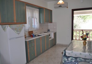 Refrigerador, horno, placa de cocina, cafetera/tetera