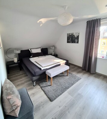 Schlafzimmer 1