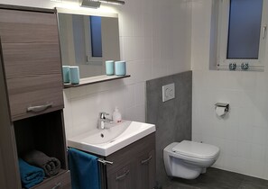 Badewanne, Haartrockner, Handtücher, Seife