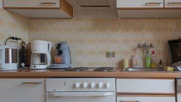 Frigorifero, microonde, forno, piano cottura