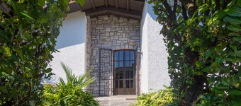 Tilava lomamökki puutarhalla, 100 m järvelle, mahdollisuus uimaan  