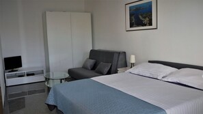 1 slaapkamer, een strijkplank/strijkijzer, wifi, beddengoed