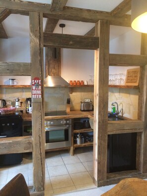 Fridge, oven, stovetop, dishwasher