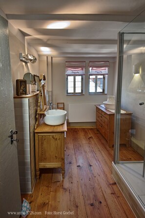 Dusche, Haartrockner, Handtücher