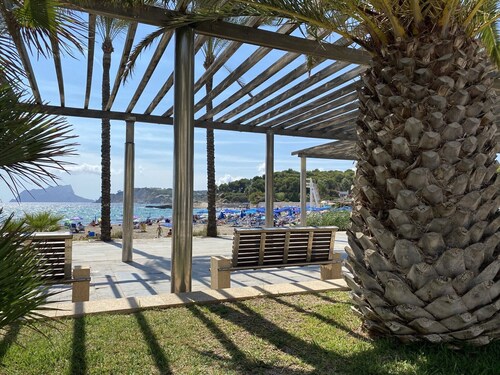 Beautiful villa - very sunny with 3 bedrooms and great communal pool