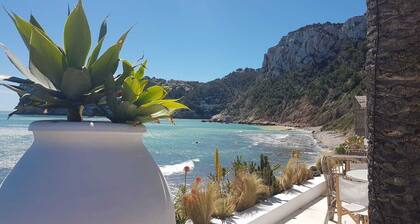 Beautiful villa - very sunny with 3 bedrooms and great communal pool