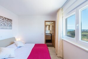 2 bedrooms, in-room safe, iron/ironing board, free WiFi