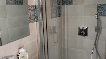Douche, sèche-cheveux