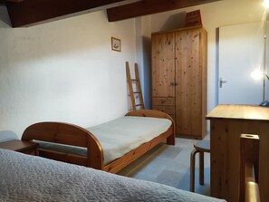 2 bedrooms, desk, iron/ironing board, travel cot