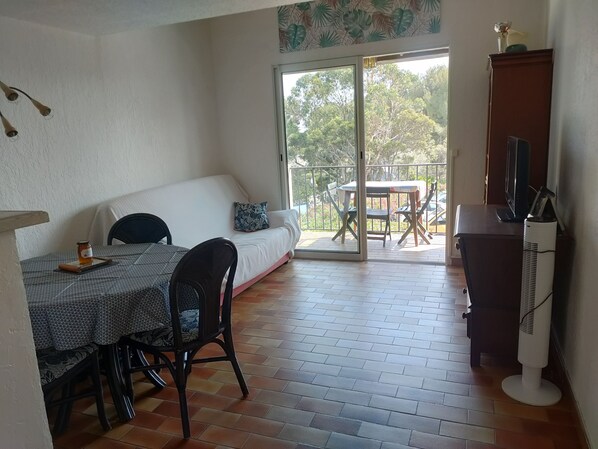 Televisión, reproductor de DVD y estéreo 