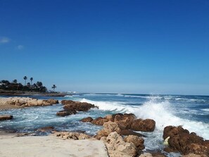 A rocky shoreline with waves crashing against the rocks. - La Casa - Villa with Views of the Sea and Castle (Dénia)
