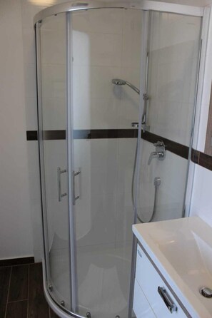 Dusche, Haartrockner, Bidet, Handtücher