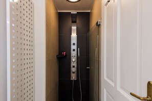 Badewanne, Haartrockner, Handtücher