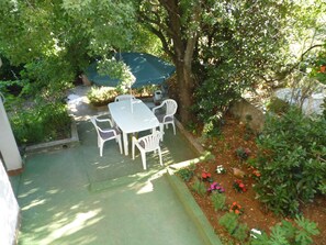 تناول الطعام بالخارج