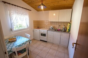 Refrigerador, horno, parrilla de estufa y utensilios de cocina 