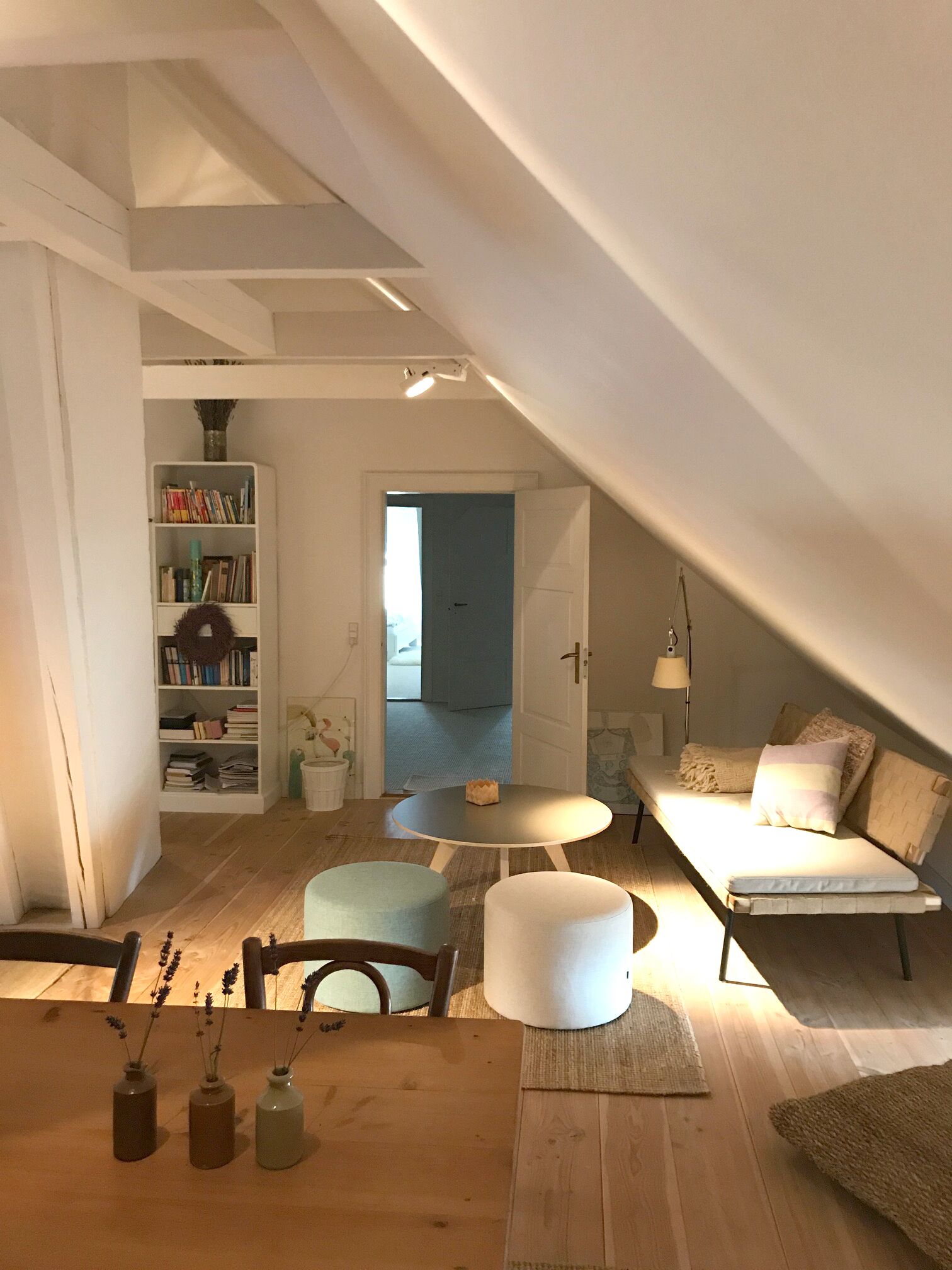 Gäste-Wohnbereich mit Blick durch den Vorraum zum Doppelzimmer