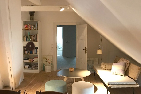 Gäste-Wohnbereich mit Blick durch den Vorraum zum Doppelzimmer