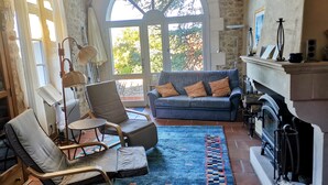 Fireplace, books, stereo - Bright duplex apartment with terrace and beautiful views (Cornillon)