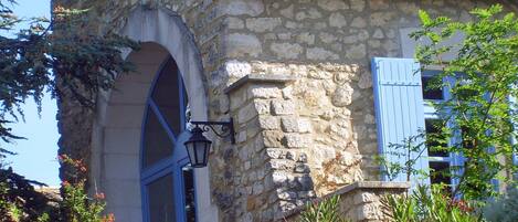 تفاصيل الفندق من الخارج