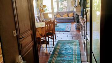 Een open haard, boeken en een stereo