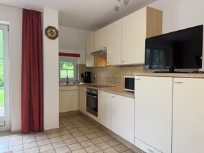 Fridge, oven, stovetop, coffee/tea maker