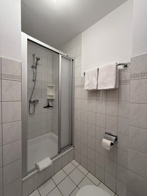 Shower, hair dryer, towels - Reethaus Seeschlößchen, apartment Lachmöwe, only 200m to the beach (Büsumer Deichhausen)