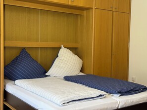 1 bedroom, travel crib, free WiFi, bed sheets - Reethaus Seeschlößchen, apartment Lachmöwe, only 200m to the beach (Büsumer Deichhausen)