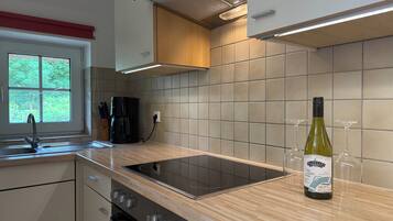 JÀÀkaappi, uuni, liesi, kahvin-/teenkeitin