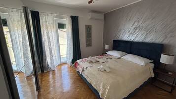 1 slaapkamer, een strijkplank/strijkijzer, internet, beddengoed