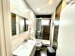 Shower, hair dryer, towels, soap - Stylish apartment with stunning sea view (Tisno)