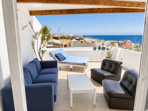 Ganzes Haus. Dachterrasse mit Lounge, BBQ, Panorama Meerblick, 100 m zum Strand