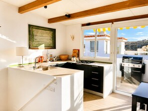 Fridge, microwave, oven, stovetop - Typical Canarian house in authentic village at the sea, without mass tourism (La Jaca)