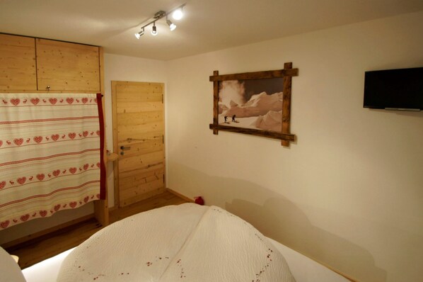 2 bedrooms, iron/ironing board, travel crib, free WiFi - Mountain chalet Zillertal, near Spieljochbahn, cozy and familiar and quiet (Fügenberg)