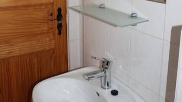 Een douche, toiletpapier