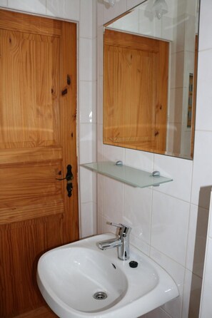 Een douche, toiletpapier