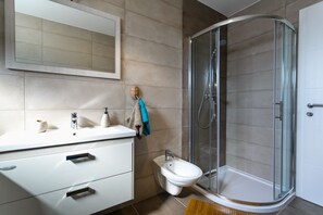 Regadera, secadora de cabello, bidet, toallas 