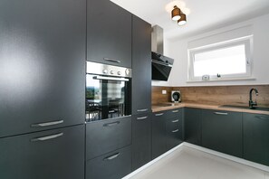 Fridge, oven, stovetop, dishwasher