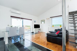 TV - Luxury apartment Bellavista Superior with Sea view in Funtana (Funtana)