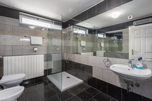 Ducha, secador de pelo, toallas