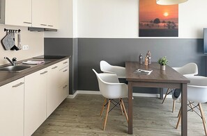 Fridge, microwave, stovetop, dishwasher - PRIMA Apartments by the lake (Neuruppin)