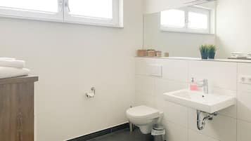 Dusche, Haartrockner, Handtücher, Seife