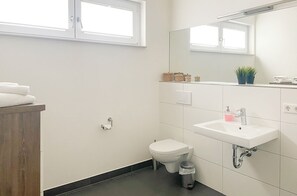 Shower, hair dryer, towels, soap - PRIMA Apartments by the lake (Neuruppin)