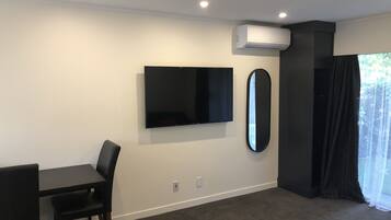 Studio Unit | In-room safe, iron/ironing board, free WiFi, bed sheets