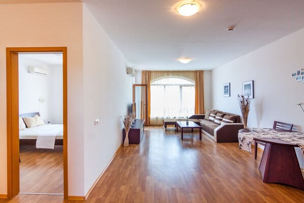 2 habitaciones, tabla de planchar con plancha, internet y ropa de cama 