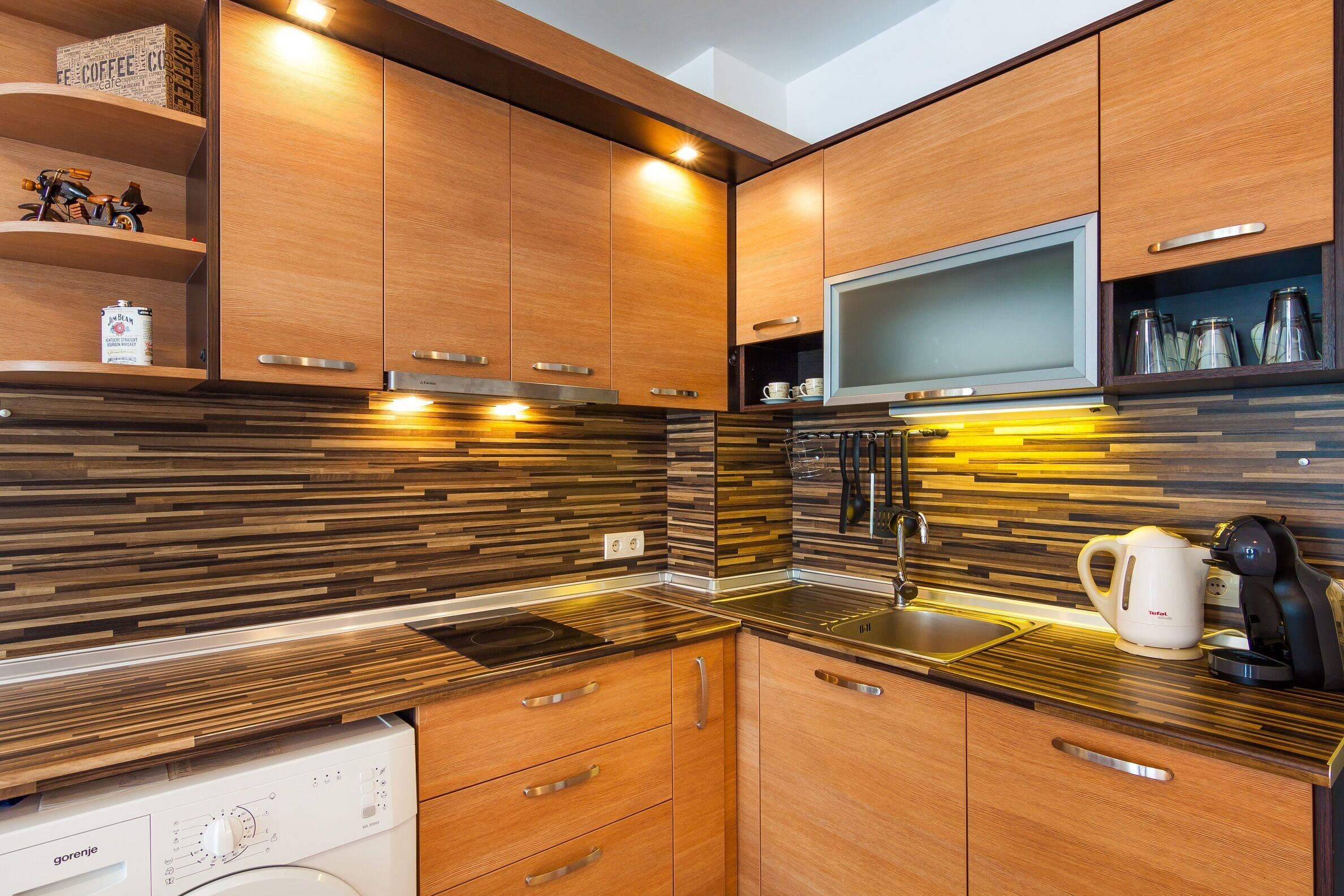 Frigorifero, microonde, piano cottura, macchina per tè/caffè