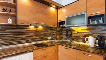 Frigorifero, microonde, piano cottura, macchina per tè/caffè